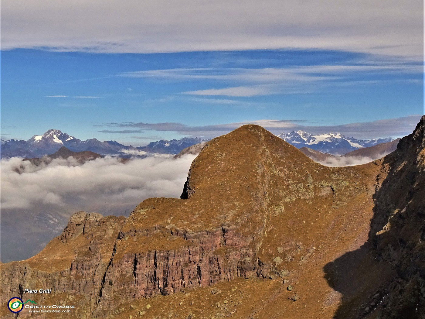 48 Zoom sul Monte del Tonale (1425 m) , oltre le Alpi.JPG